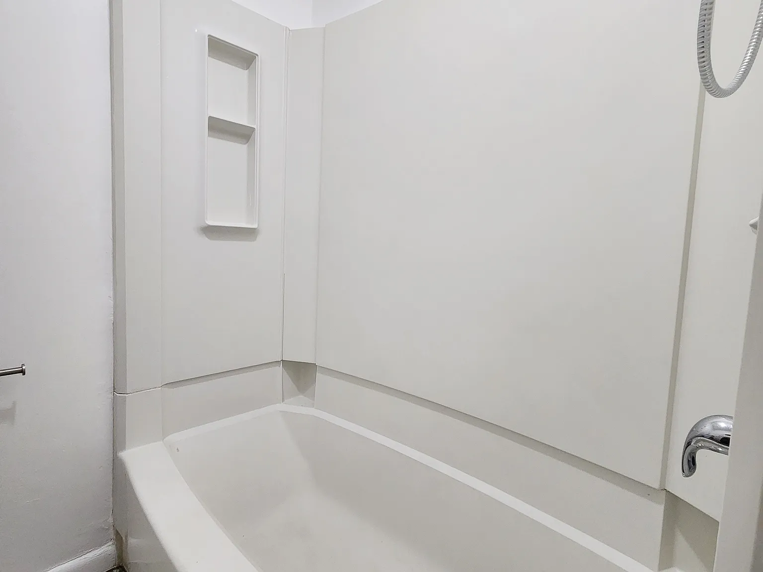 3 bed, 1200 sqft, $2,400 — Photo 3