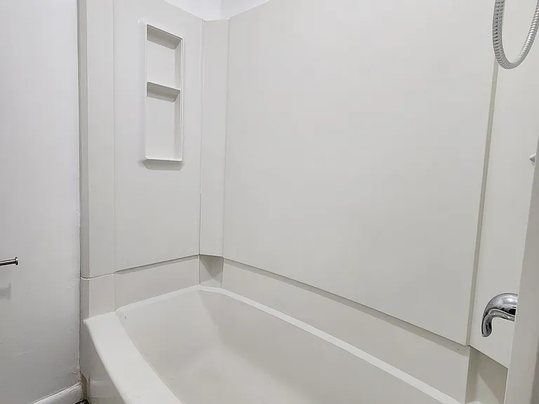 202 Harral Ave #B — Photo 3