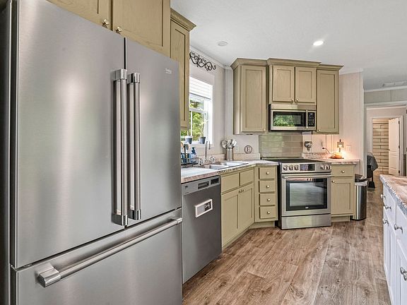 2nd image of 370 Edison Circle