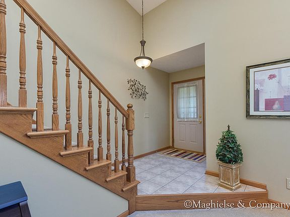 3rd image of 5388 Royale Ct NE