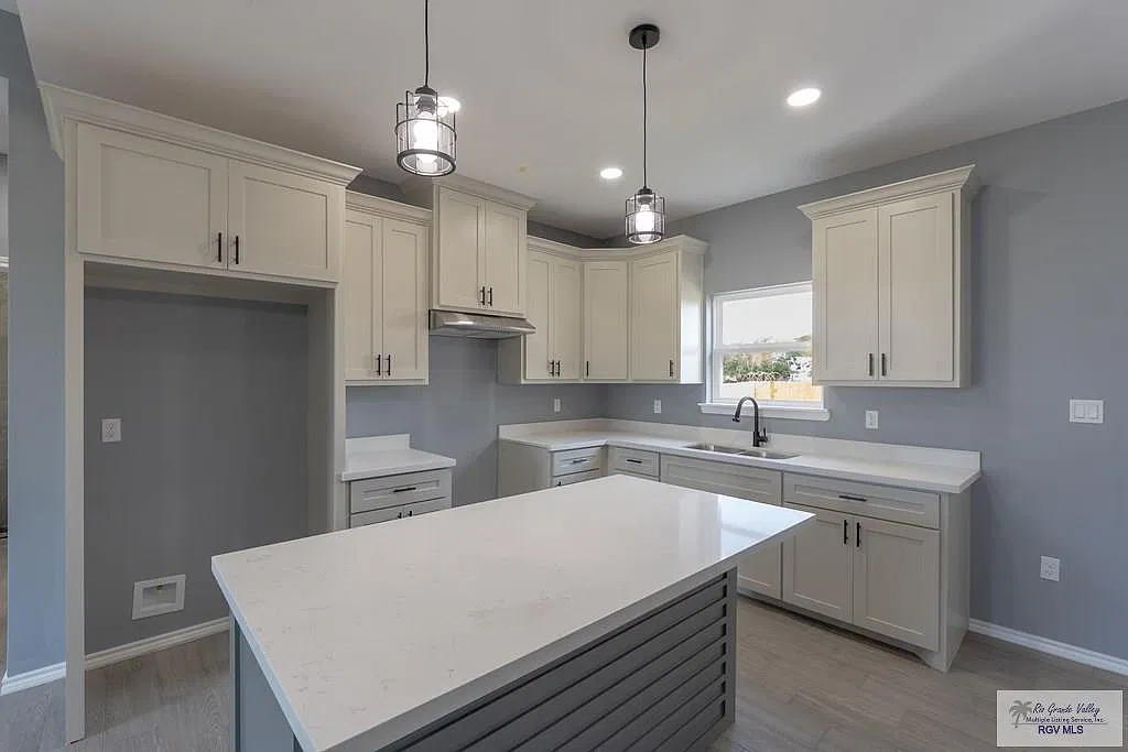 3 bed, 2.0 bath, 1204 sqft, $1,800 — Photo 2