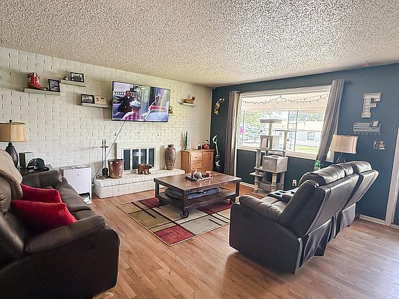 3rd image of 906 Eastview Dr