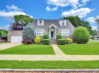 4 Doncaster Rd, Malverne, NY 11565