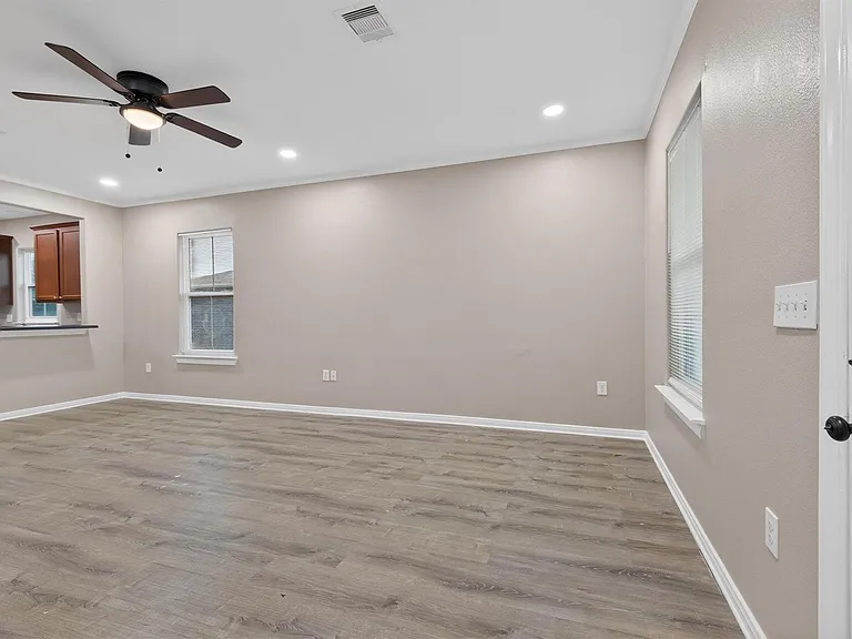 2212 Victory St — Photo 2