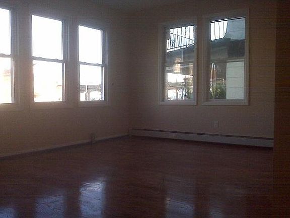 3rd image of 764 E 211th St
