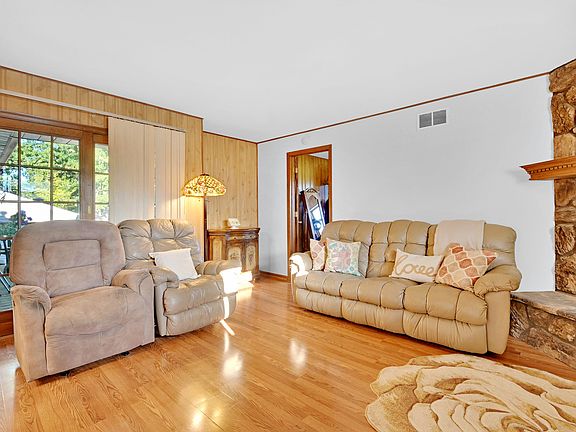 2nd image of 806 Wildwood Ct