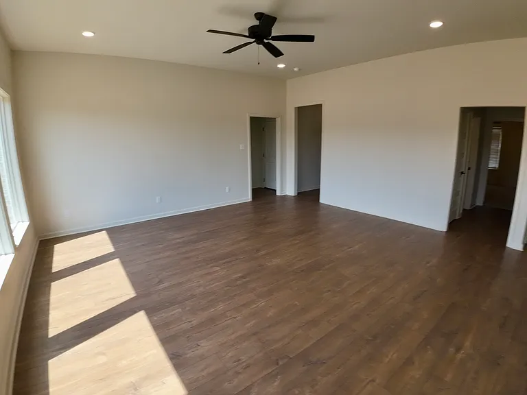 212 Kelton Ln — Photo 6