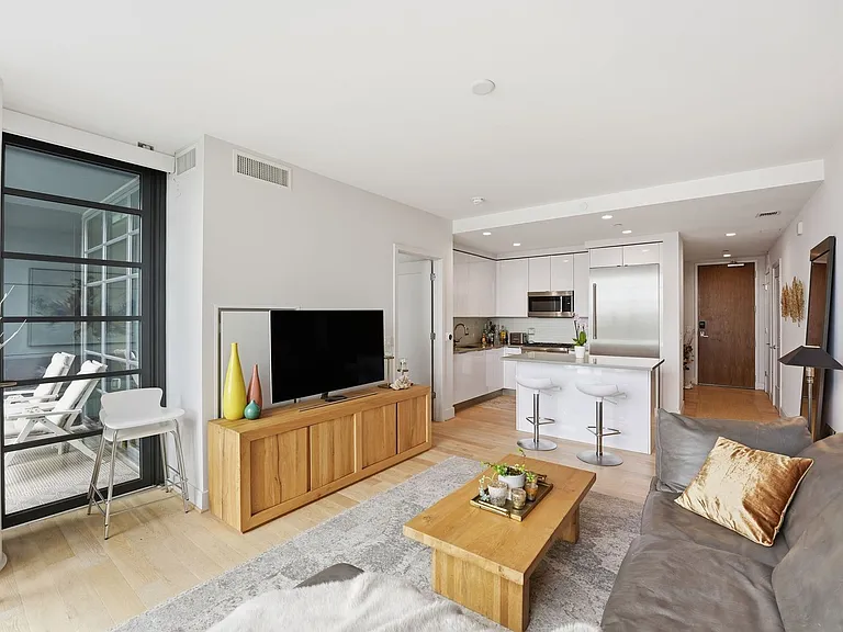 45 Sutton Sq SW #702 — Photo 4