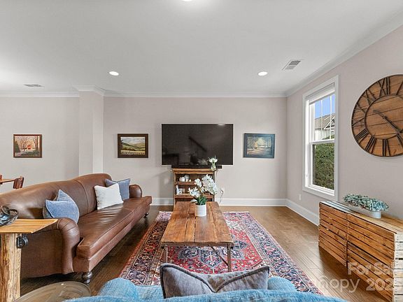 4th image of 118 Mint Ave #B