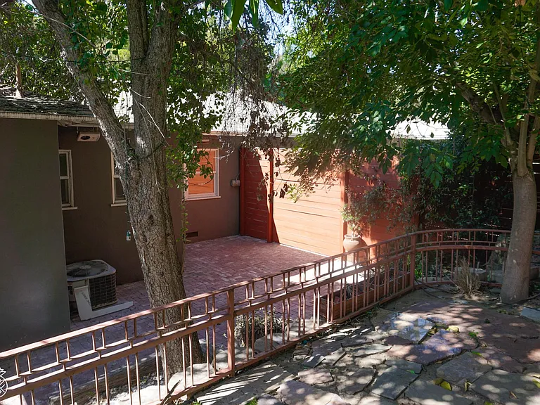 3244 Barham Blvd — Photo 29