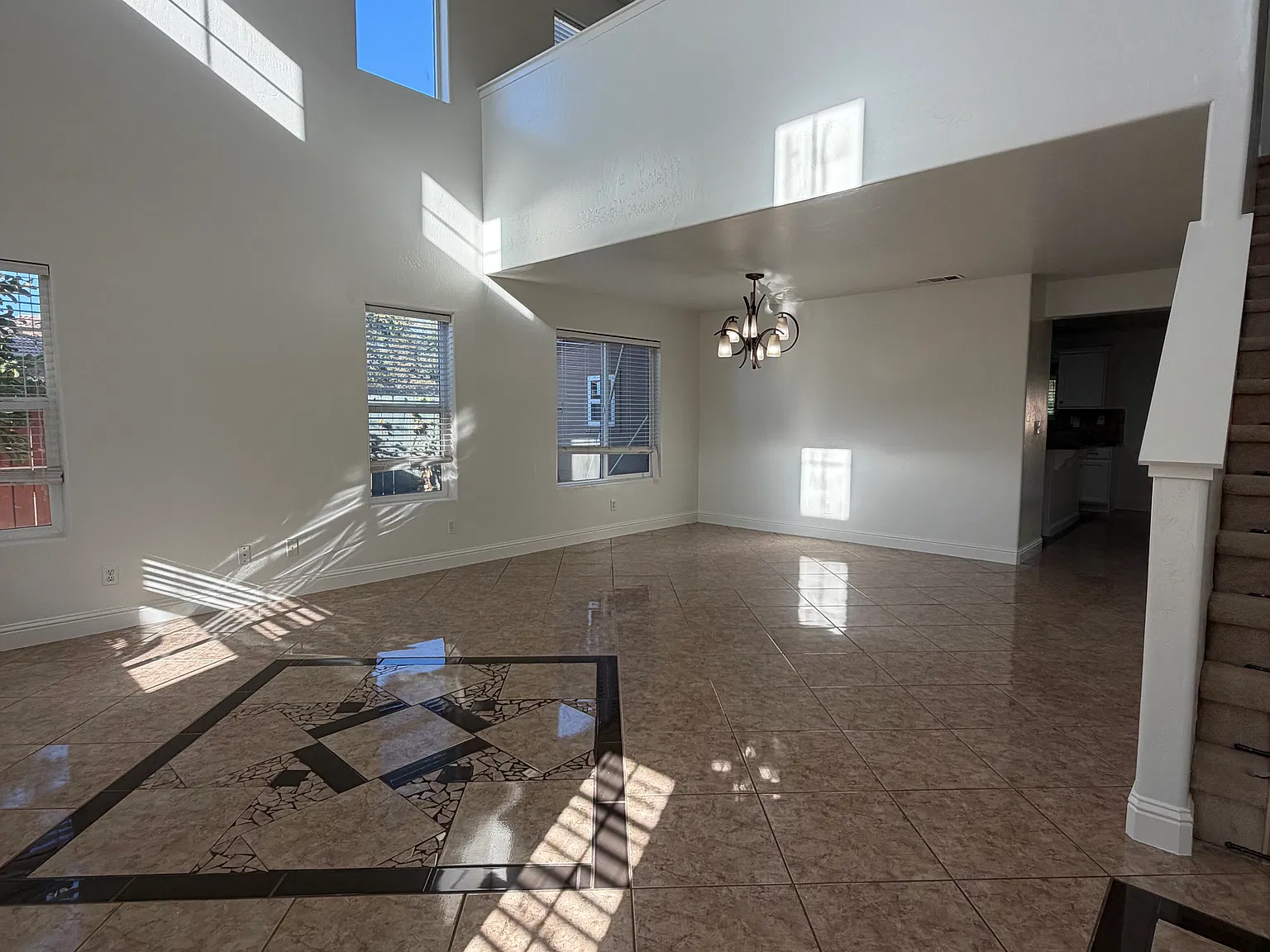 4 bed, 2305 sqft, $3,200 — Photo 2