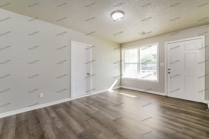 1433 Maple Dr — Photo 4