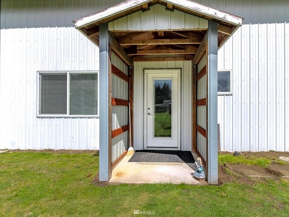Picture of the exterior entrance into the apartment. Inside the apartment is a door that enters directly into the shop.
