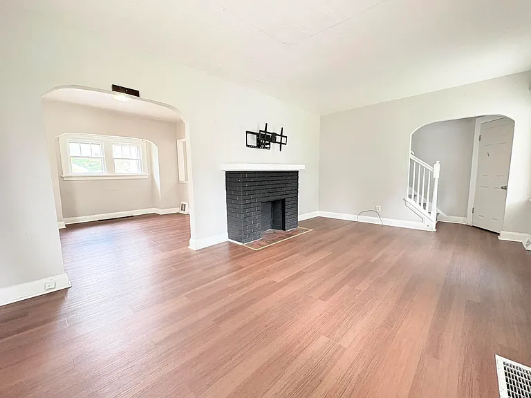 1019 Booth Ave — Photo 4