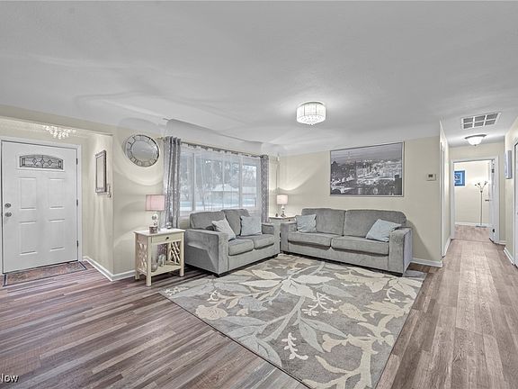 3rd image of 489 Jeannette Dr