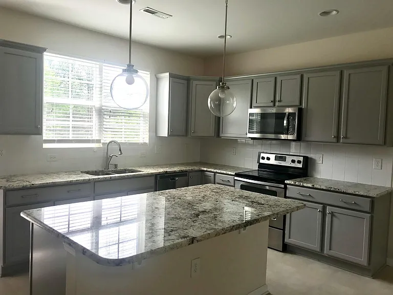 1411 Regents Ln — Photo 2