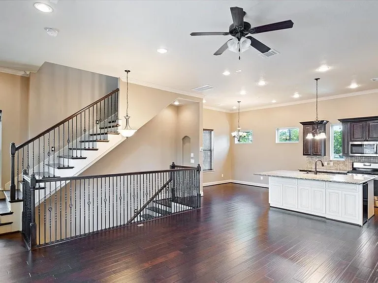 1520 Amundsen St — Photo 17