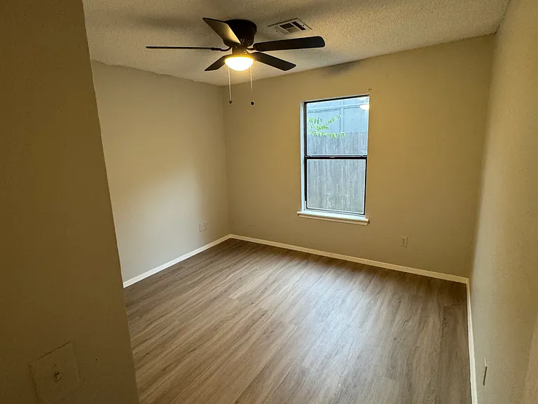 1033 N Narcissus Ave — Photo 5