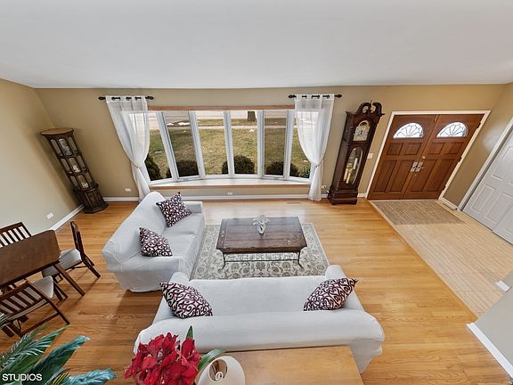 3rd image of 606 E Appletree Ln
