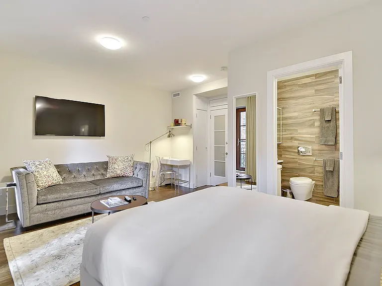 206 E 20th St #TOWNHOUSE — Photo 17