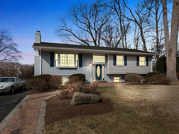 2nd image of 17412 Applewood Ln