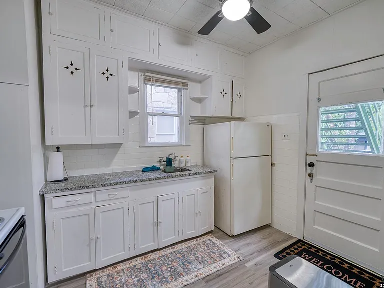 311 E Lullwood Ave — Photo 5
