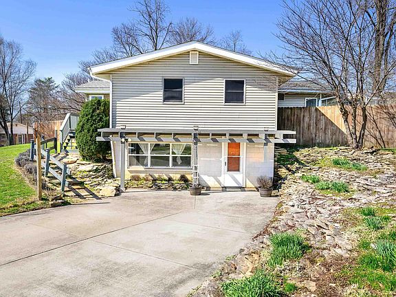 2nd image of 205 E Sunny Slopes Dr