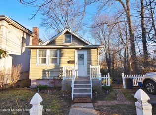 634 Drumgoole Rd E, Staten Island, NY 10312