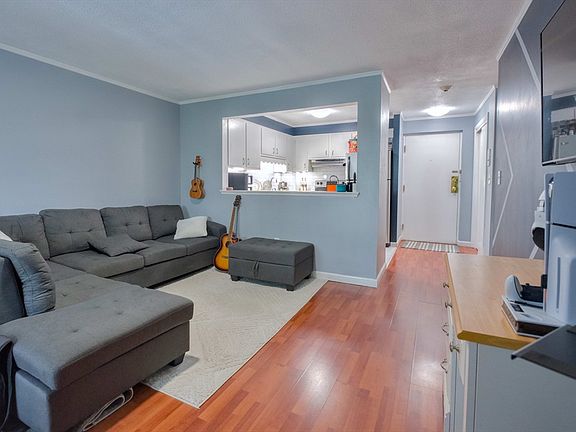 5th image of 45 Oval Rd APT 34