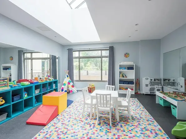 500 4th Avenue image 7 of 12