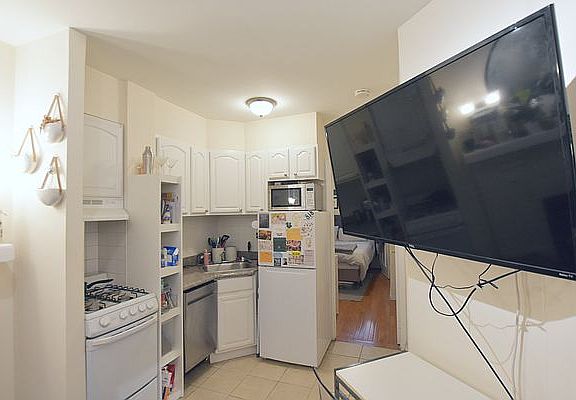 4th image of 11 Cornelia St APT 1R