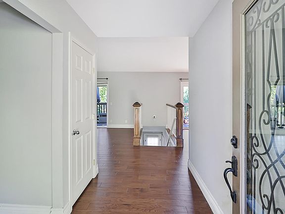 4th image of 19 Meadowlark Ln
