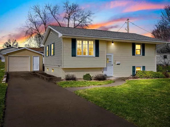 2100 Brookland Dr NE, Cedar Rapids, IA 52402