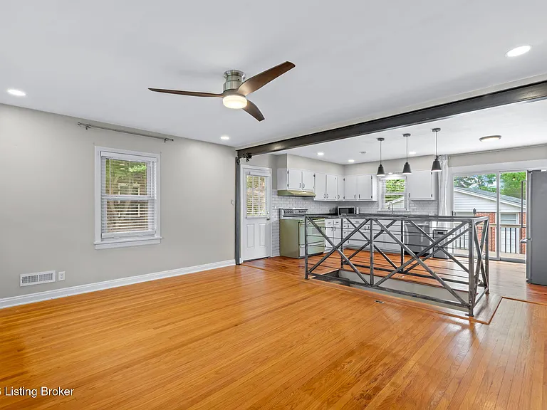 519 Leyton Ave — Photo 11