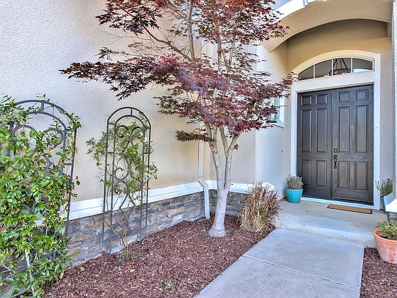 3rd image of 1461 Peregrine Dr