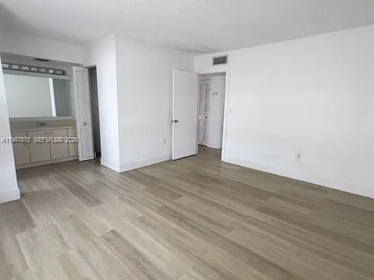 10550 NW 7th Ter #B7 — Photo 18