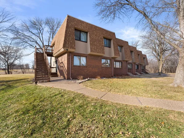 2236 Fareway Dr APT 101, Muscatine, IA 52761