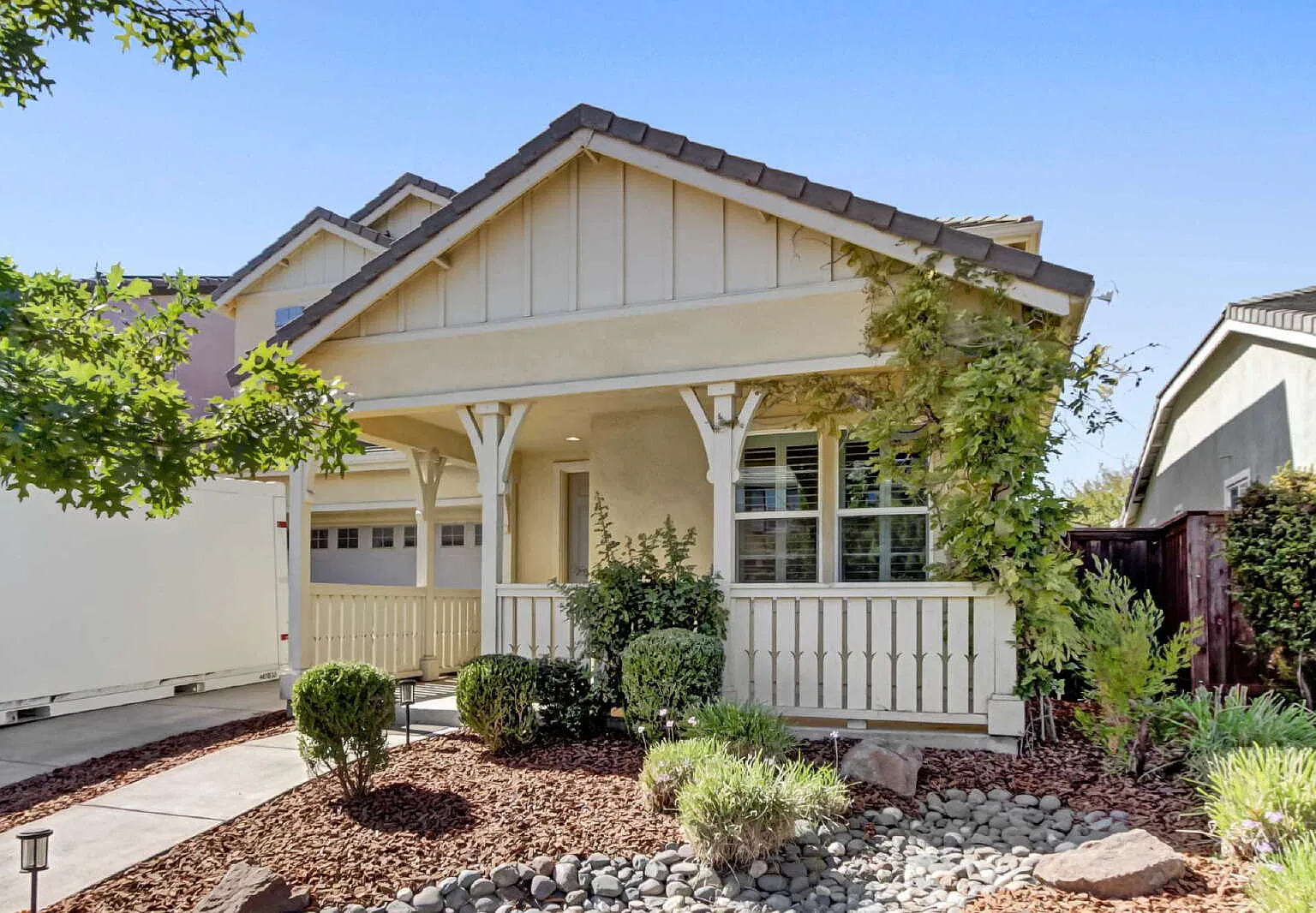 4 bed, 3.0 bath, 2827 sqft, $3,400 — Photo 1
