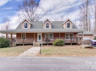 1496 Summit Springs Dr, Flat Rock, NC 28731