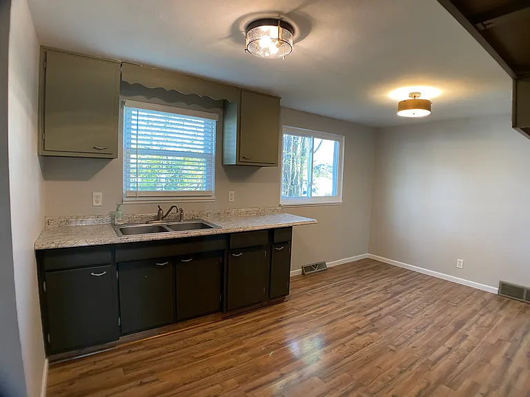 134 Oldham Ave — Photo 6