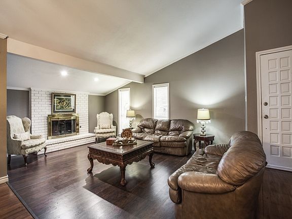 3rd image of 2833 Robin Hill Ln