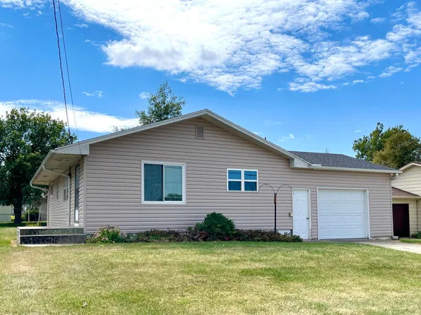 809 Scenic Cir, Oakland, IA 51560