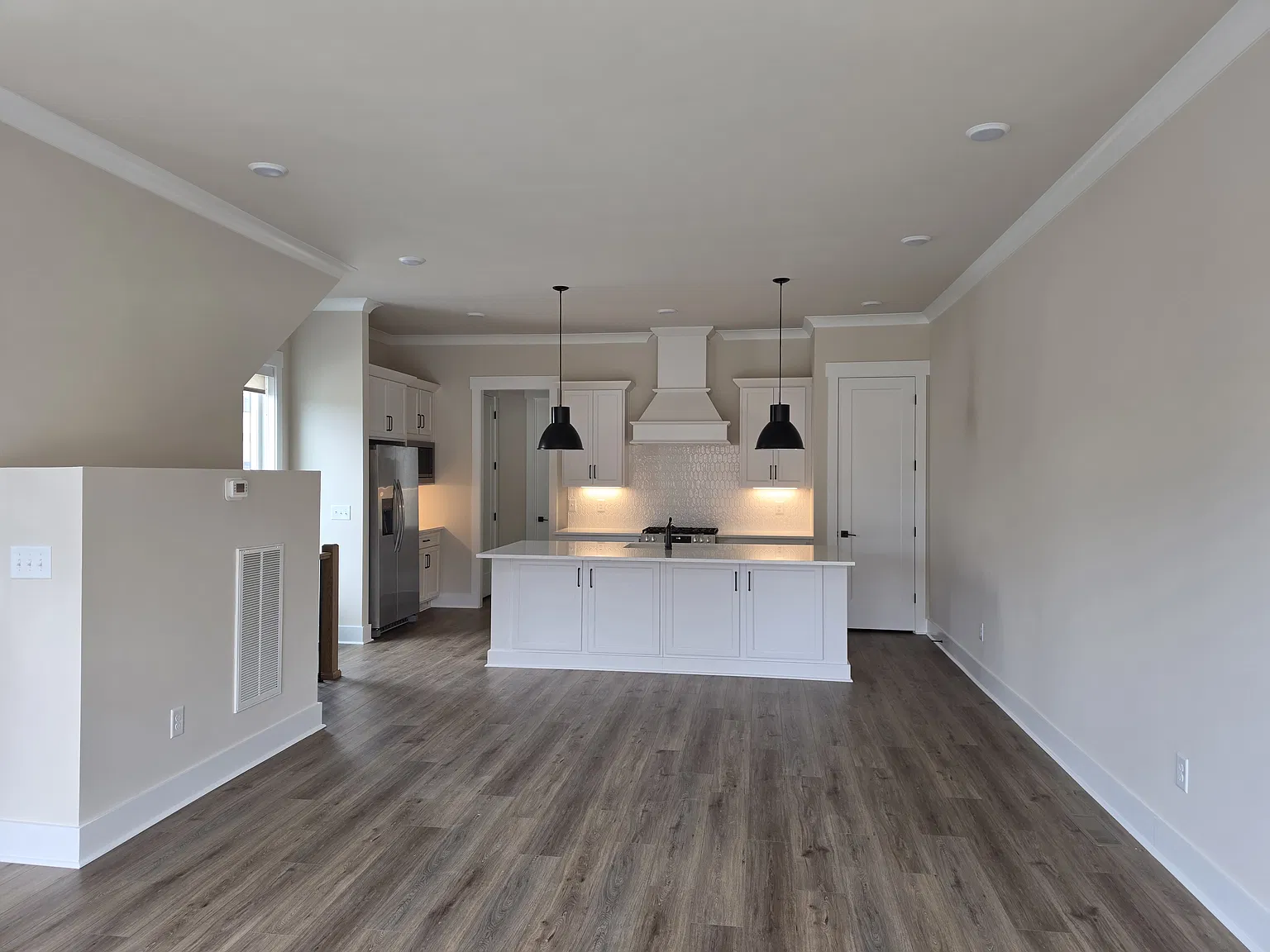 4 bed, 2350 sqft, $4,650 — Photo 4