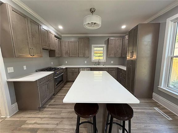 3rd image of 606 East St