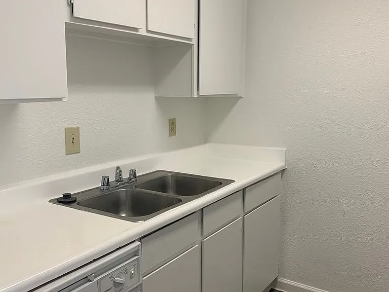 Emerald Cove Apartments — Photo 30