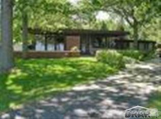 21128 E River Rd, Grosse Ile, MI 48138