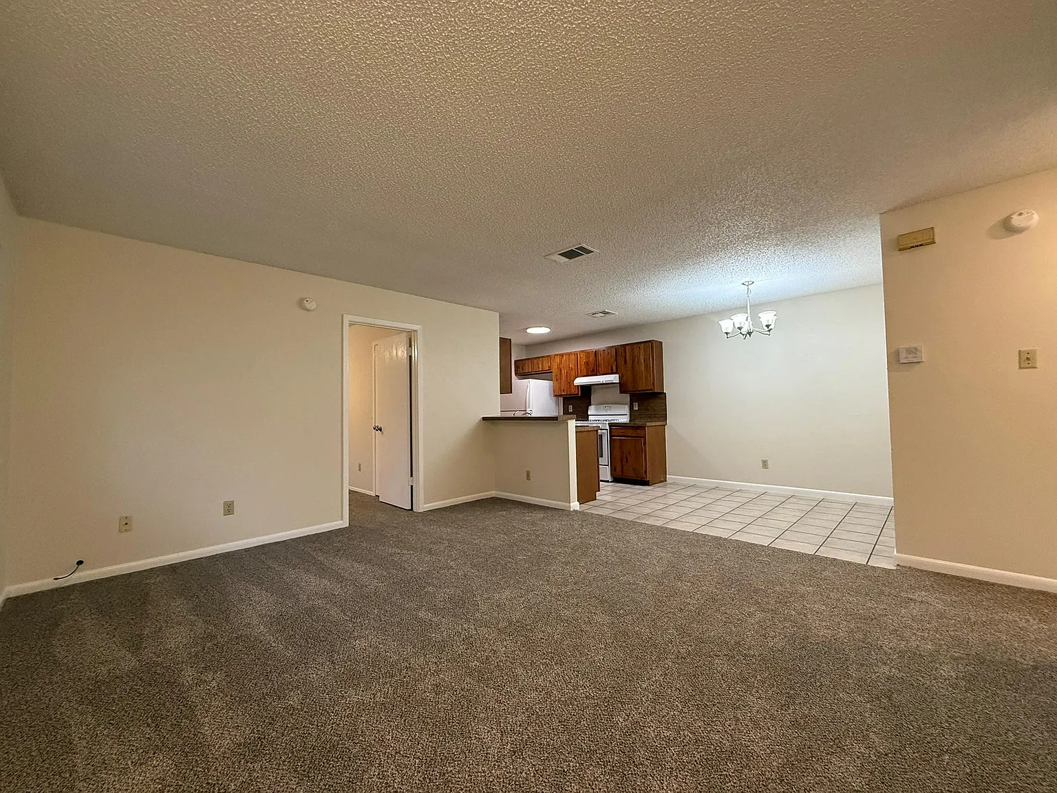 3 bed, 2.0 bath, 1936 sqft, $1,550 — Photo 3