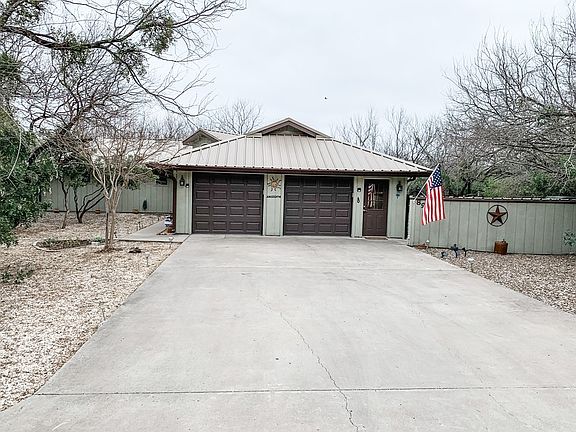 2nd image of 890 Fairway Cir