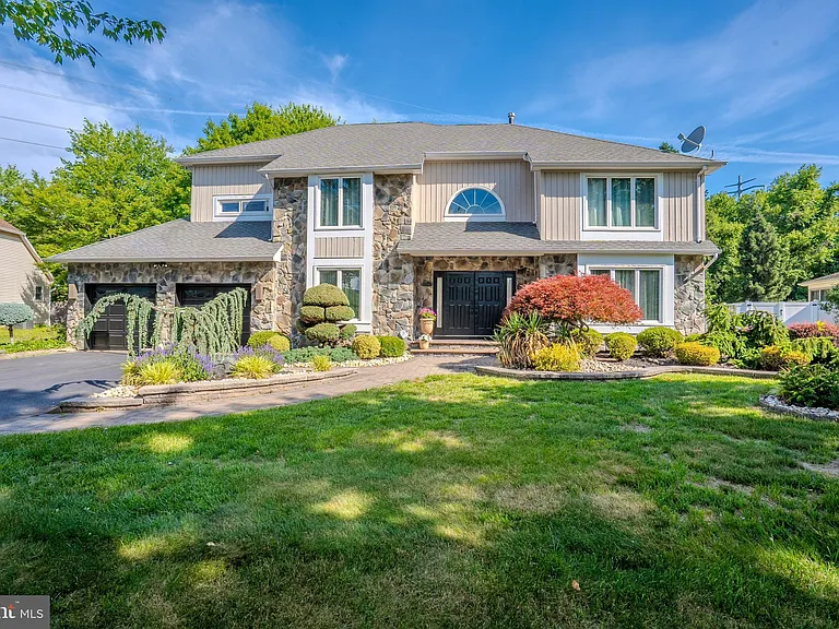 61 Amherst Way — Photo 1