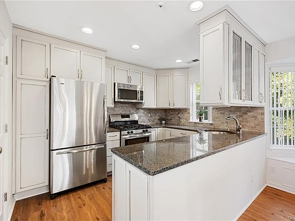 4th image of 7 Stone Creek Ln